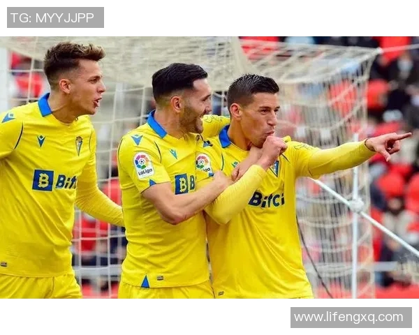 埃尔切主场迎战加的斯双方争夺关键三分的激烈对决 埃尔切主场迎战加的斯双方争夺关键三分的激烈对决